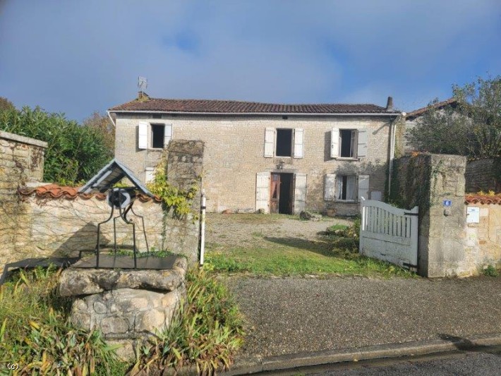 Maison Ancienne de 5 Chambres - Proche Ruffec