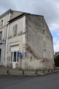 Immeuble Situé En Centre-Ville De Ruffec Avec Local / Bureaux Au RDC. Possibilité Appartement A L'Et