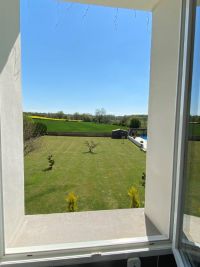 7 Chambres. Très Belle Maison de Village Avec Piscine Chauffée et Terrain En Bordure De La Charente