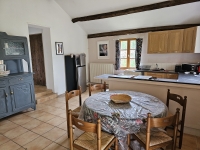 Ensemble Immobilier de Charme avec Maison Principale, Gîte, et Piscine