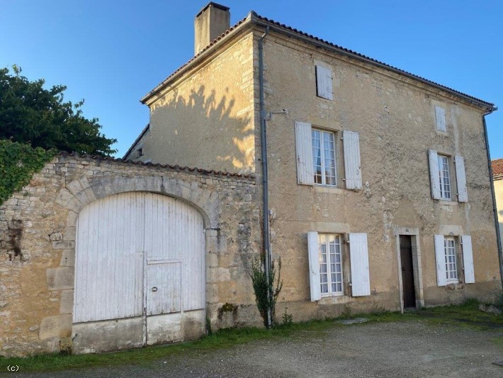 Grande Maison de Village avec Jardin et Garage à Verteuil Sur Charente