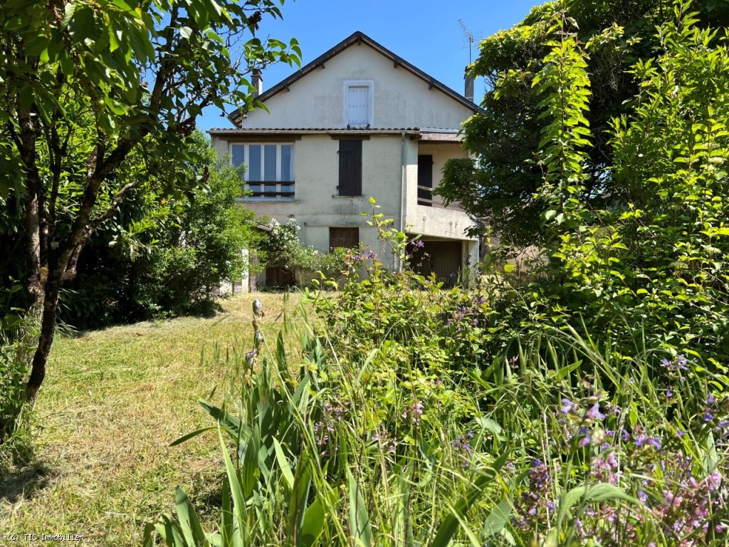 Belle opportunité à Ruffec – Maison en pierre avec travaux, terrain de 992 m²
