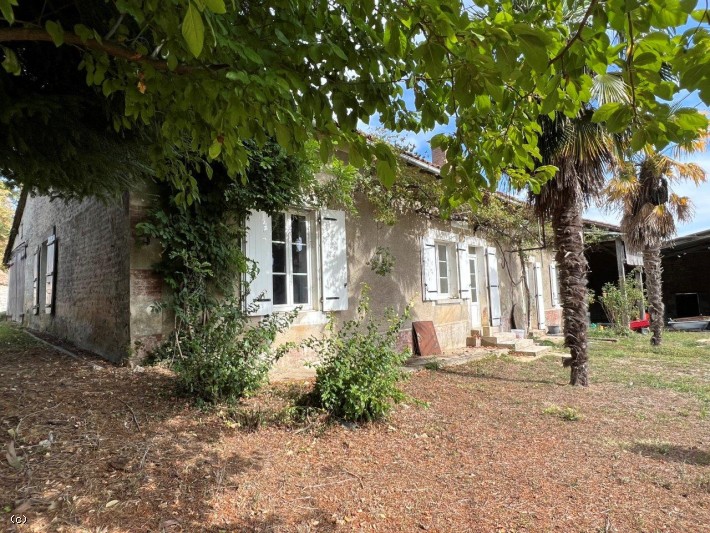 Maison Ancienne (Rénovations A Terminer). 3 Chambres A Finir et Avec Jardin et Grand Atelier