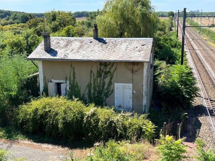 Ancienne Maison de Garde-Barrière à Rénover