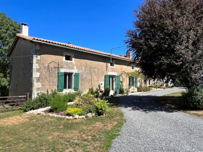 Charmante Maison en Pierre Restaurée Récemment avec 2 Hectares de Terrain