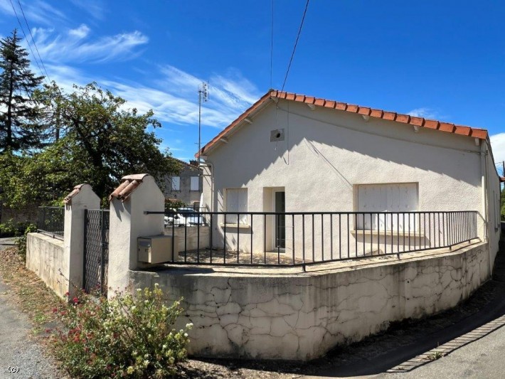 Maison en Très Bon Etat avec Courette Près de Ruffec
