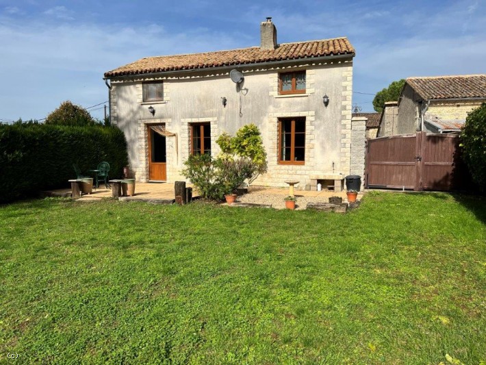Jolie Maison Ancienne Avec Dépendance.