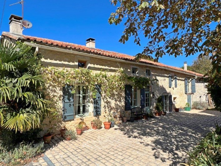 Belle Maison En Pierre Du 17e siècle