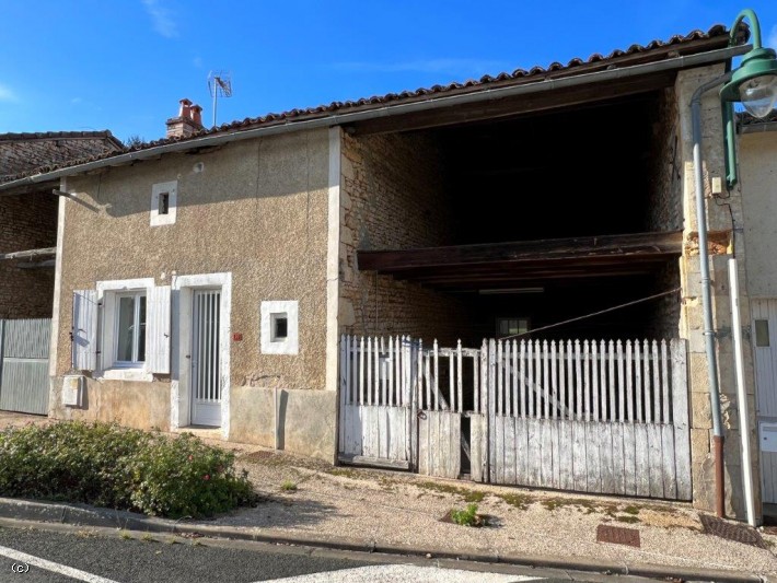 Jolie Maison de Village Avec Belle Dépendance et Jardin