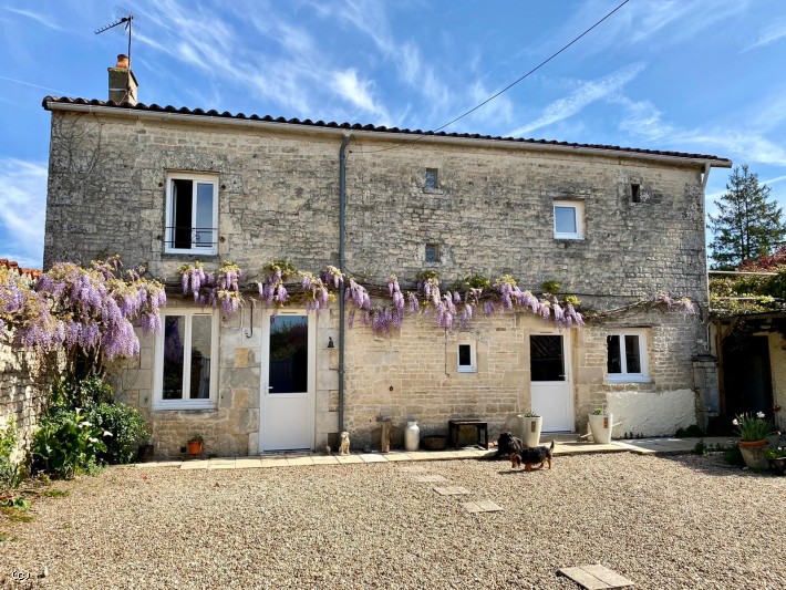 Belle maison en pierre avec jardin clos, piscine et trois chambres dans un beau village historique à