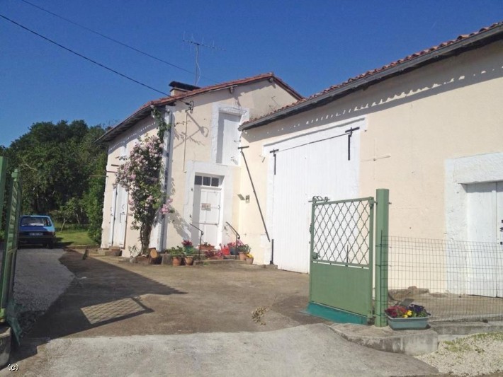 Attractive 2 Bedroom Country House With Lovely Outside Space And Views.