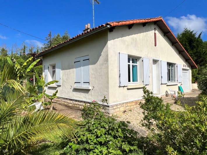 Detached Bungalow : 2 Bedrooms With Garden Just outside of Ruffec