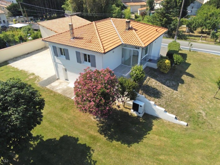 Beautiful Pavilion In Immaculate Order With A Basement In The Centre Of Aigre With Large Garden.