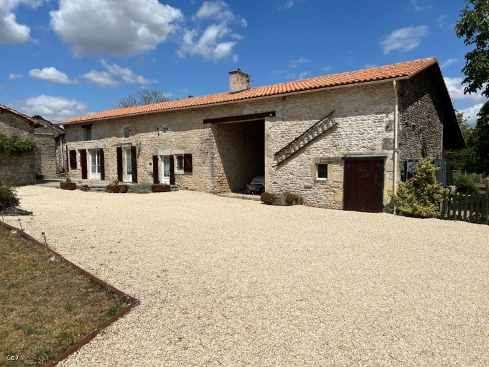 Jolie maison en pierre entièrement rénovée, avec piscine et dépendances
