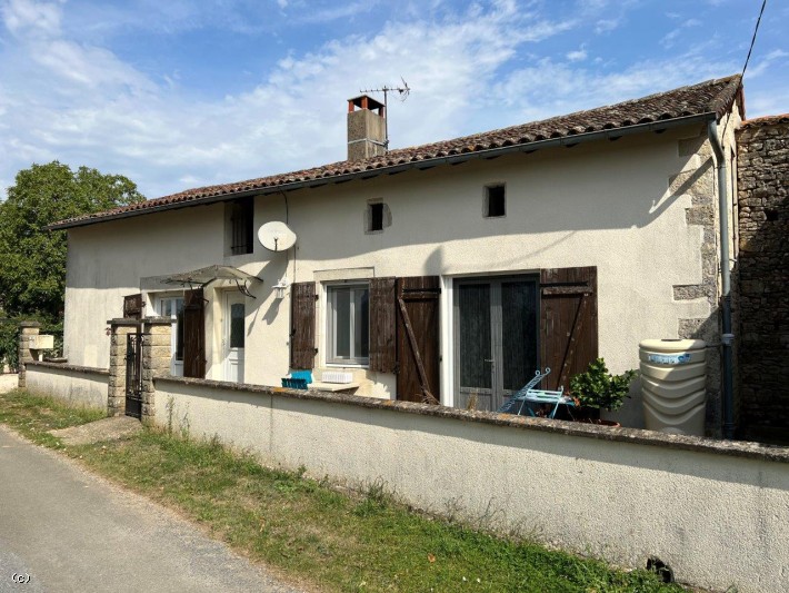 Spacious 3 / 4 Bedroom Cosy Stone House Close To Ruffec On 1482m²