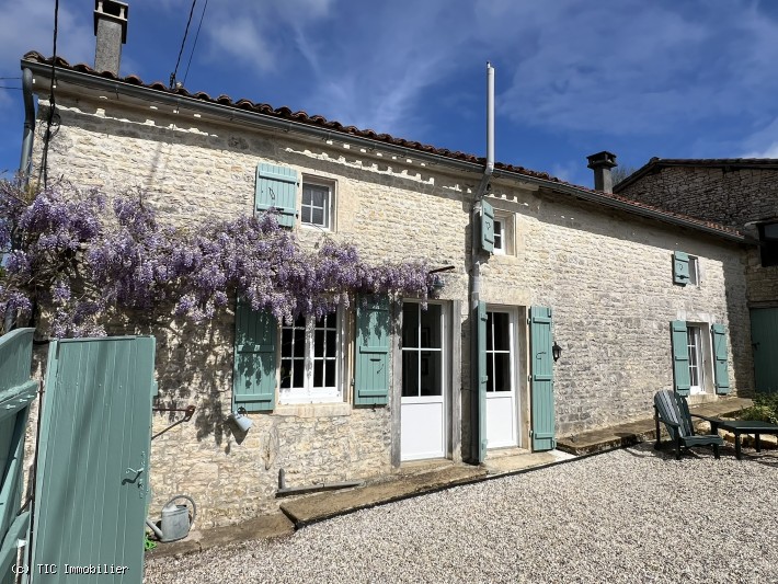 Jolie Maison Offrant 3 Chambres Et 3 Salles de Bains. Cour et Dépendances