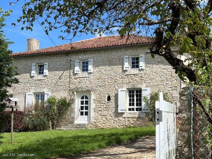 Belle Maison en Pierre de 4/5 Chambres, Double Garage et Beau Jardin