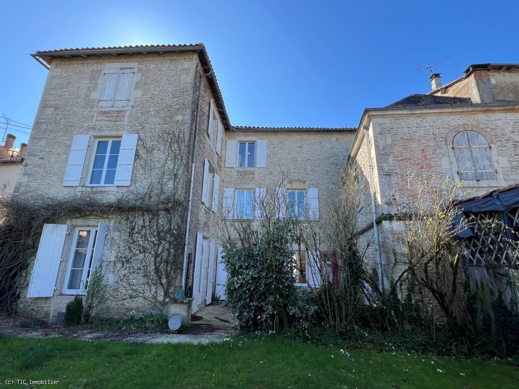 Magnifique Maison De Ville Avec 8 Chambres, Une Annexe Et Une Piscine Chauffée
