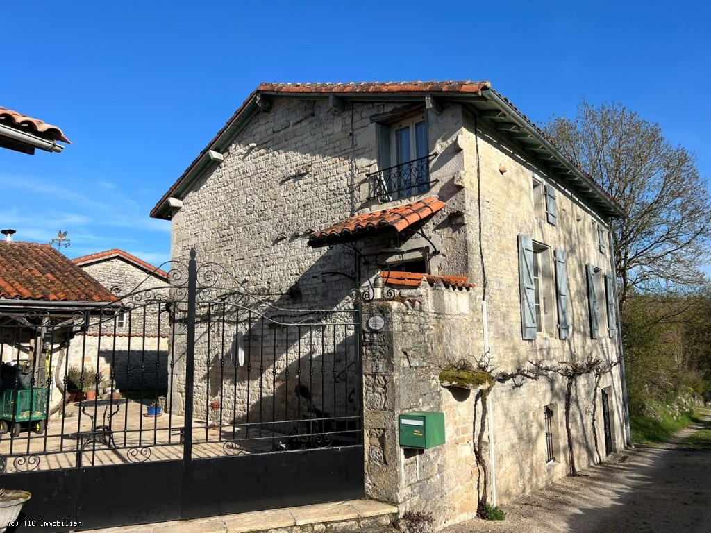 Charmant Maison De Village Avec 3 Chambres, Cour et Atelier