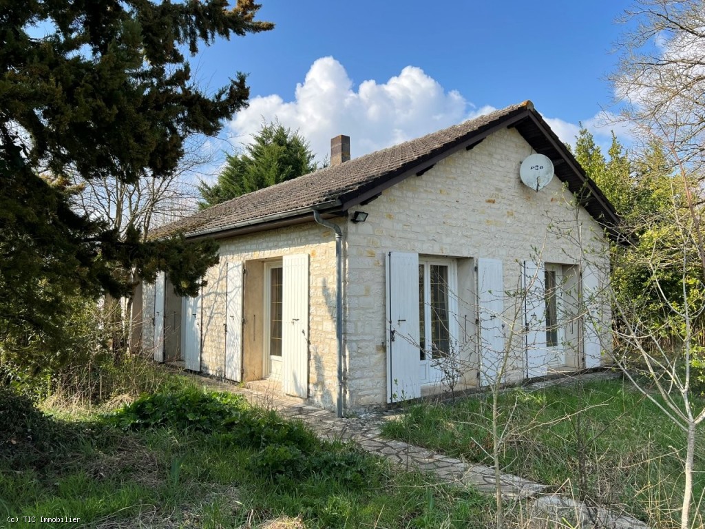 Stone Built  5-Bedroom Country House On One Level with a Large Enclosed Park. Ideal For Horses