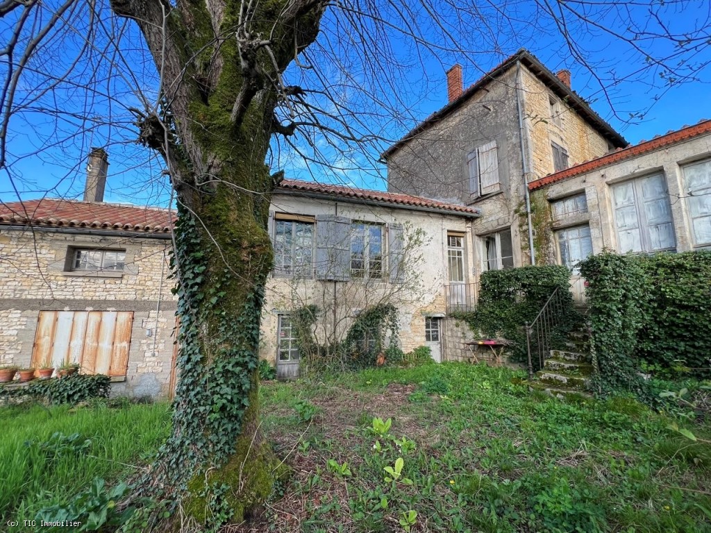 Maison de Ville avec Jardin, Garage & Dépendances