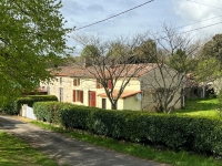 Charmante Maison de Village de 2 Chambres avec Projet de Rénovation et Terrain Spacieux