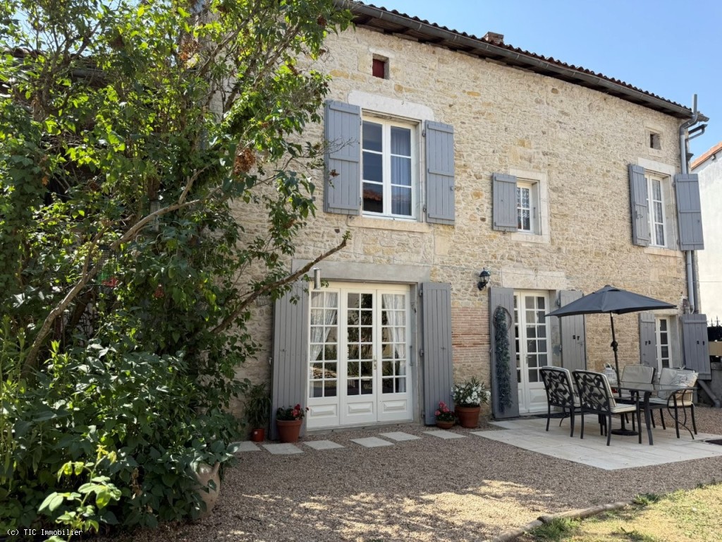 Beautiful 5-bedroom village house near Champagne Mouton