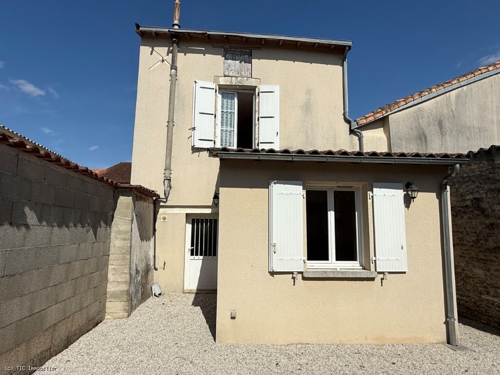 Maison Centre Ville De Ruffec. 3 Chambres, Cour Et Garage