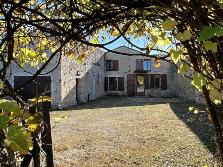 Attractive 2 Bedroom Village House With Enclosed Garden In Courcôme