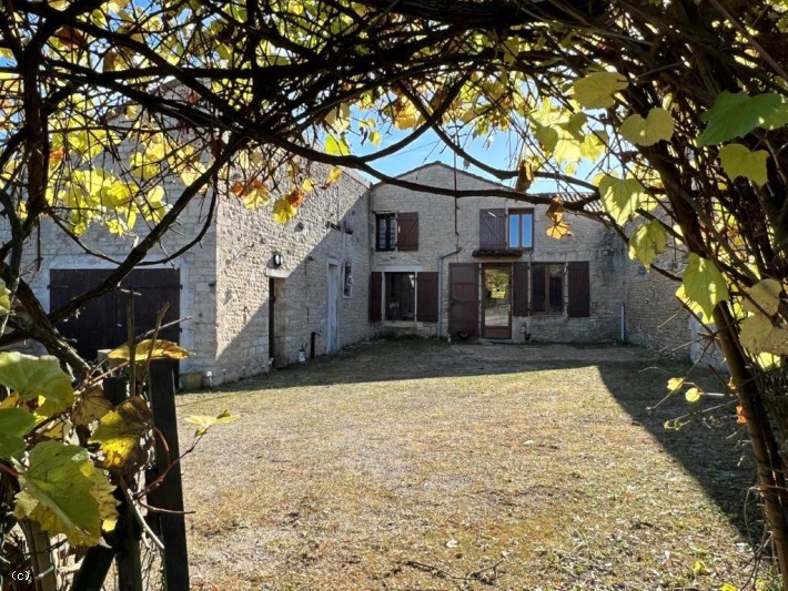 Courcôme : Charmante Maison Deux Chambres Avec Jardin