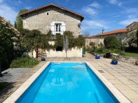 Belle maison en pierre avec jardin clos, piscine et trois chambres dans un beau village historique à
