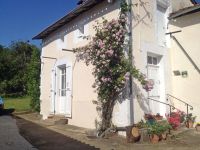 Belle Maison Deux Chambres Avec Grand Terrain