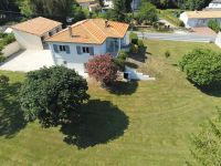 Beau Pavillon sur Sous-sol Dans le Centre d'Aigre Avec Grand Jardin. En Parfait Etat