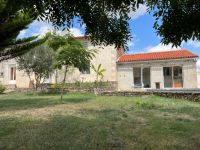 Maison en Pierre 4 Chambres avec Beau jardin et Grande Dépendance