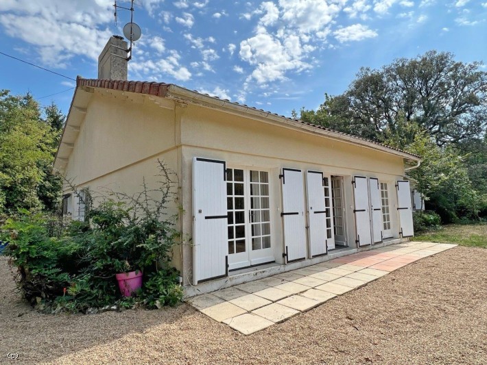 Beau Pavillon avec Beau Parc - Très Proche de Ruffec !