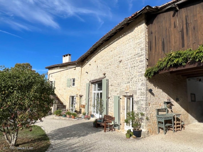 Belle Maison Ancienne de 3 Chambres et Beau Jardin Mature