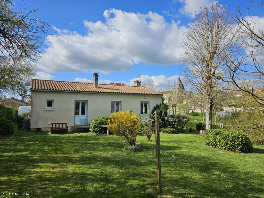 Bright Detached Bungalow With Beautiful Wooded Grounds