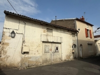Maison Centre Ville De Ruffec. 3 Chambres, Cour Et Garage