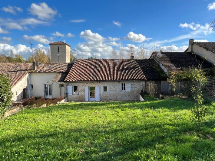 Jolie Maison de Village Avec Belle Dépendance et Jardin