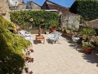 Bel Immeuble Avec Local Commercial et Maison avec Terrasse et Véranda