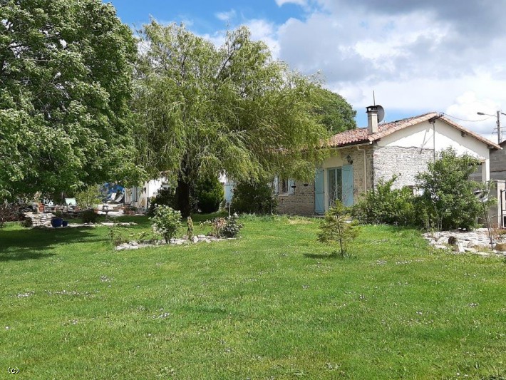 Stone House 4 Bedrooms, Large Garden and Pool - Near Champagne Mouton