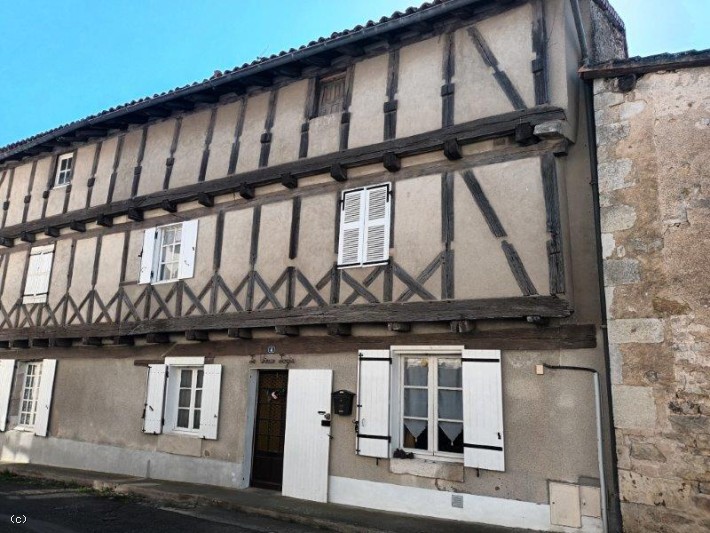 Maison à Colombages Avec Jardin dans le Centre d'un Beau Village Médiéval