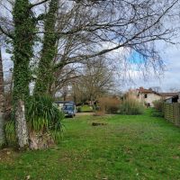 Jolie maison en pierres avec grand jardin