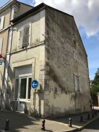 Immeuble Situé En Centre-Ville De Ruffec Avec Local / Bureaux Au RDC. Possibilité Appartement A L'Et