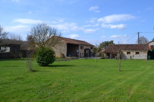 Belle Maison en Pierre avec Dépendances et Jardin