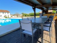 7 Chambres. Très Belle Maison de Village Avec Piscine Chauffée et Terrain En Bordure De La Charente