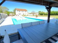 7 Chambres. Très Belle Maison de Village Avec Piscine Chauffée et Terrain En Bordure De La Charente