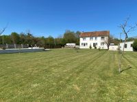 7 Chambres. Très Belle Maison de Village Avec Piscine Chauffée et Terrain En Bordure De La Charente