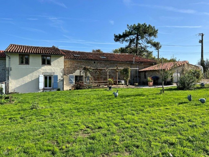 Belle Maison De Campagne Avec Vues Dégagées, Dépendances Et Proches Des Commodités