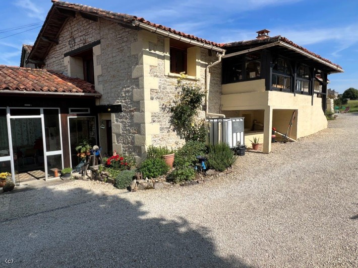 Maison Ancienne avec 2 Logements Indépendants et Piscine